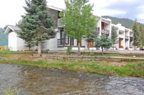 Claim Jumper Townhouse 14 - On The River - Across from the Fishing Ponds - In Town - Near The Ski Area - Fireplace - WiFi - Sate